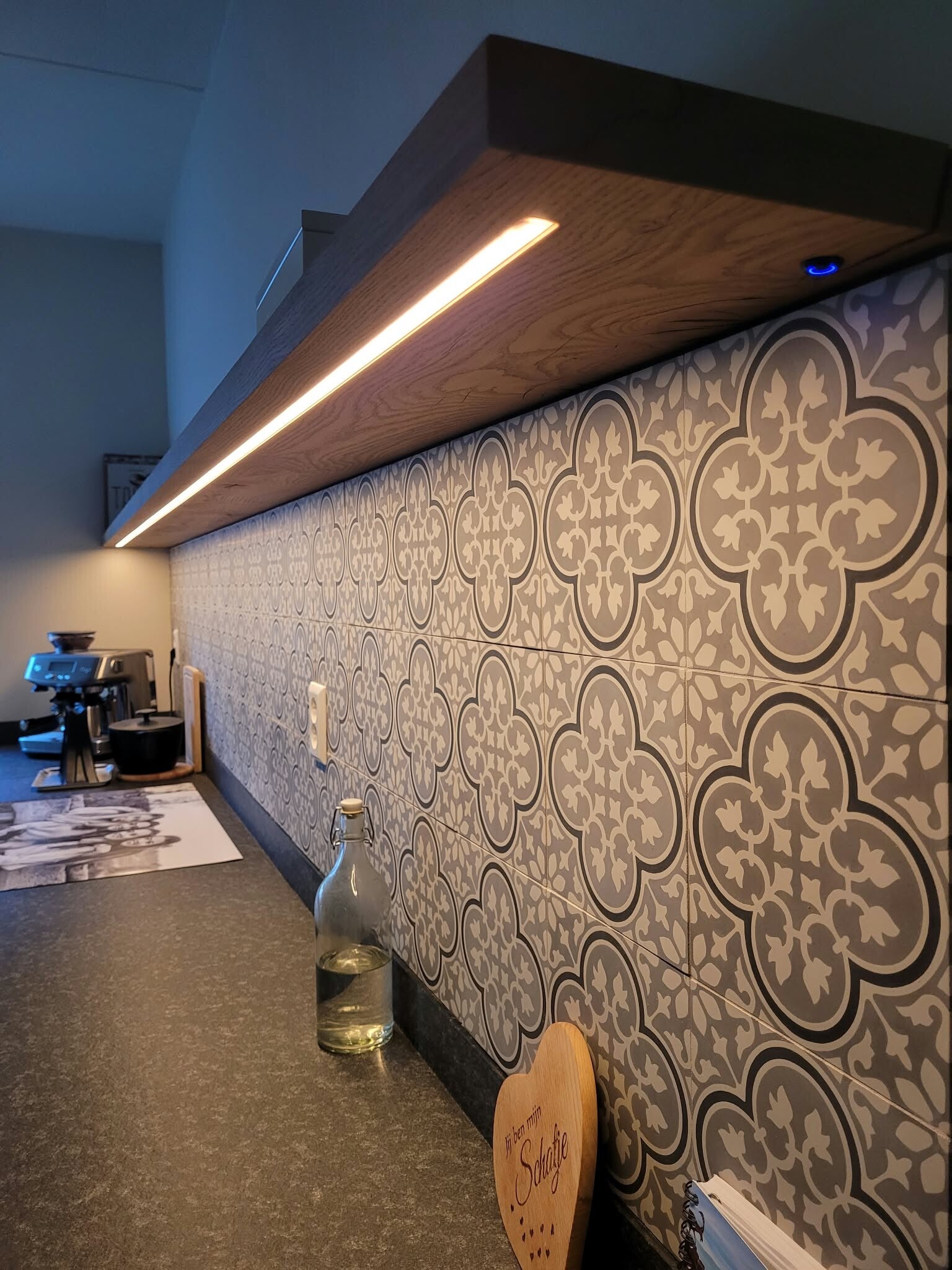 Massief eiken wandplank met organische vorm en afgeronde uiteinden, zwevend gemonteerd aan de muur
