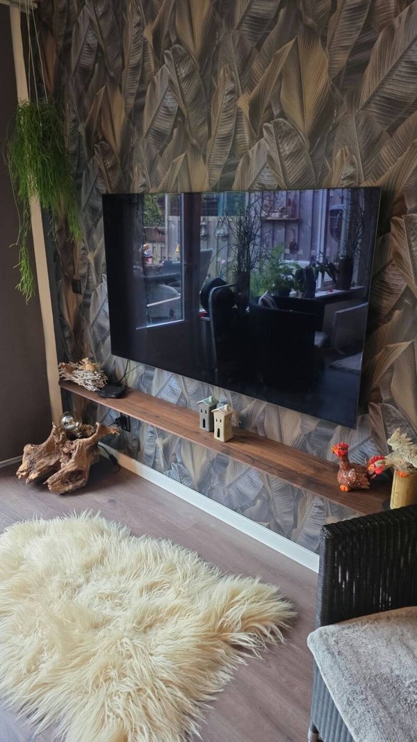 Zwevende TV-plank van Amerikaans walnoot, organisch model