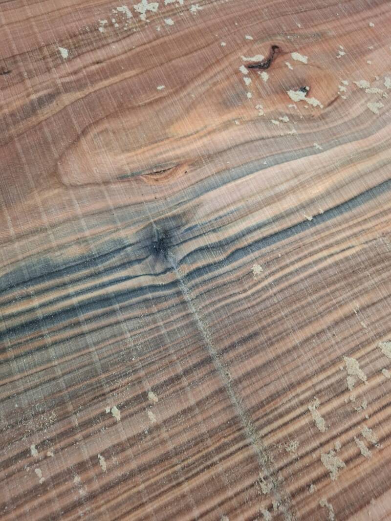 Groot tafelblad uit Nederlands gestoomd iepenhout, robuuste uitstraling