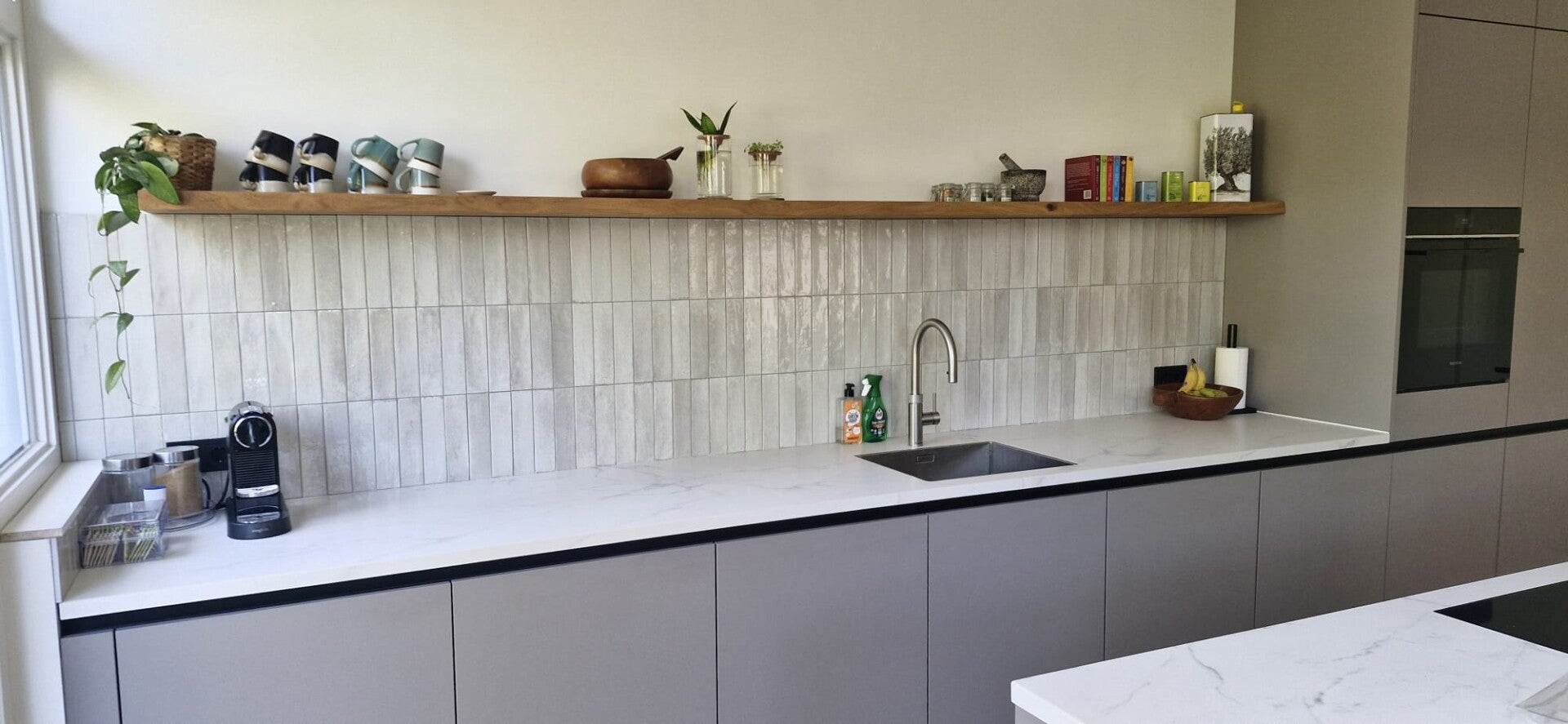 Extra lange eiken wandplank van 400 cm met rechte voorkant