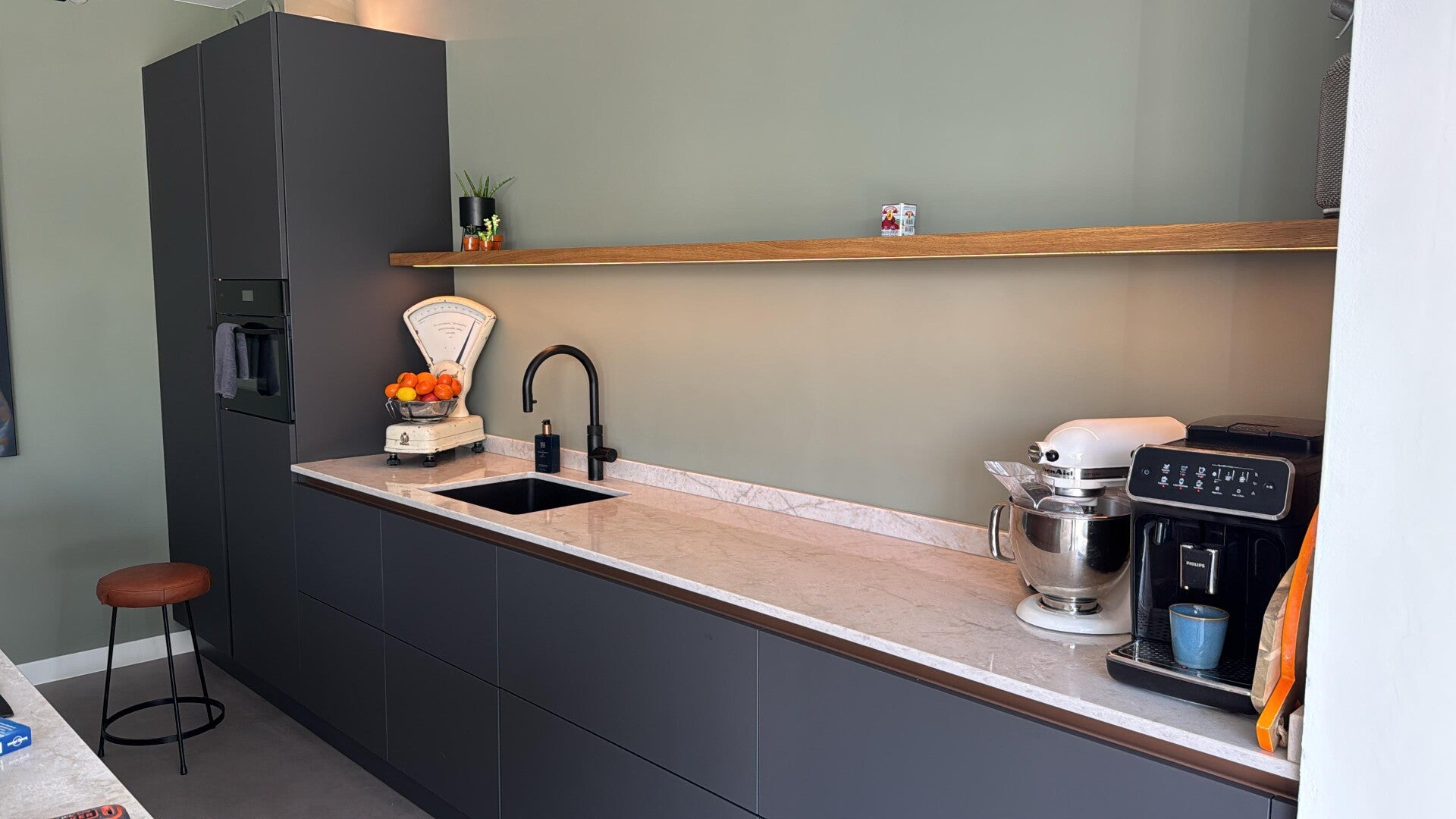 Lange eiken wandplank met geïntegreerde LED-verlichting