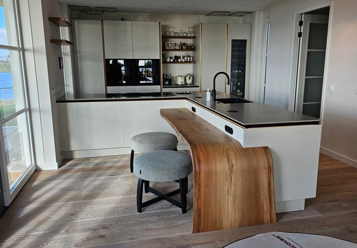 Gebogen ontbijtbar gemaakt van massief iepenhout, uniek design voor de keuken.