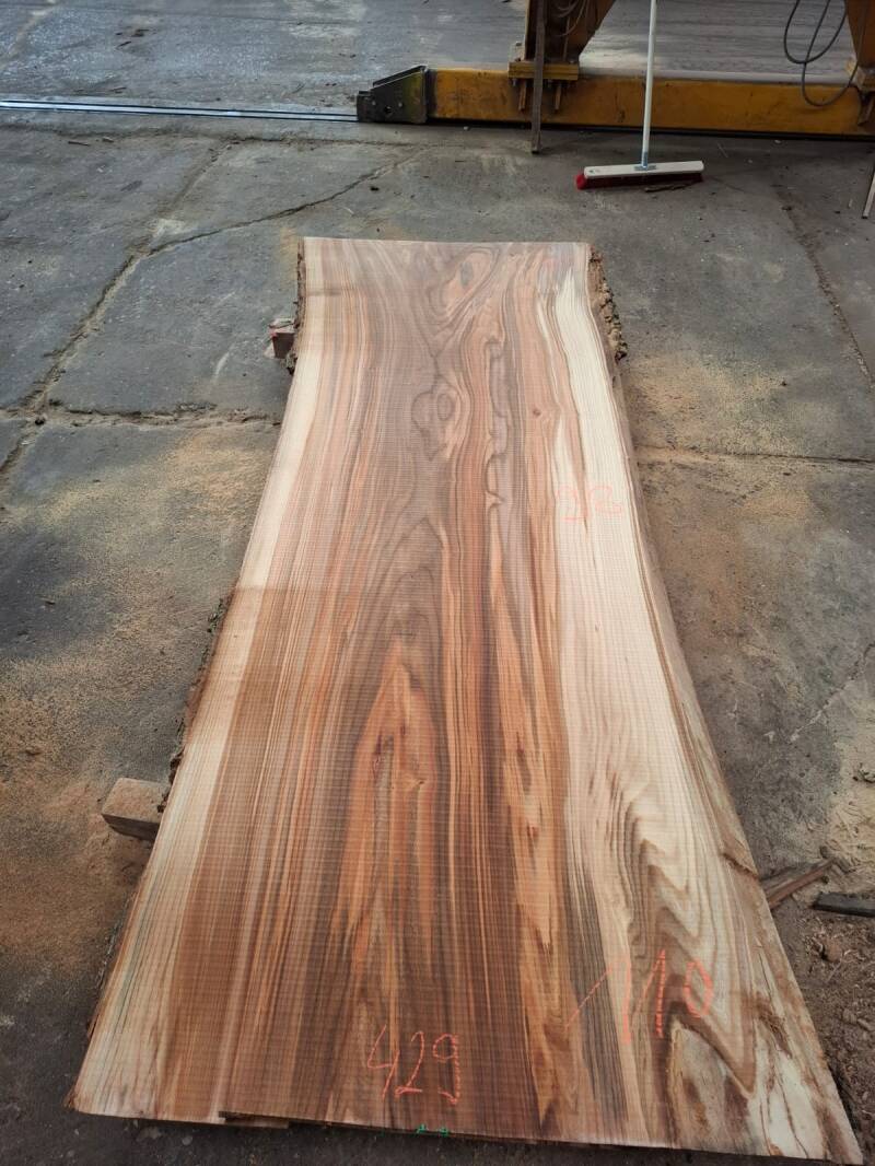 Extra breed tafelblad van inlands ulmus hout, gestoomd voor stabiele kwaliteit