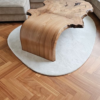 Ronde gebogen salontafel met vloeiende lijnen, op maat gemaakt