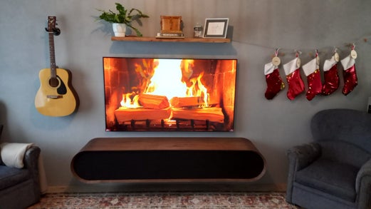 Uniek tv-meubel op maat, gebogen uit eikenhout met klep voor extra functionaliteit.