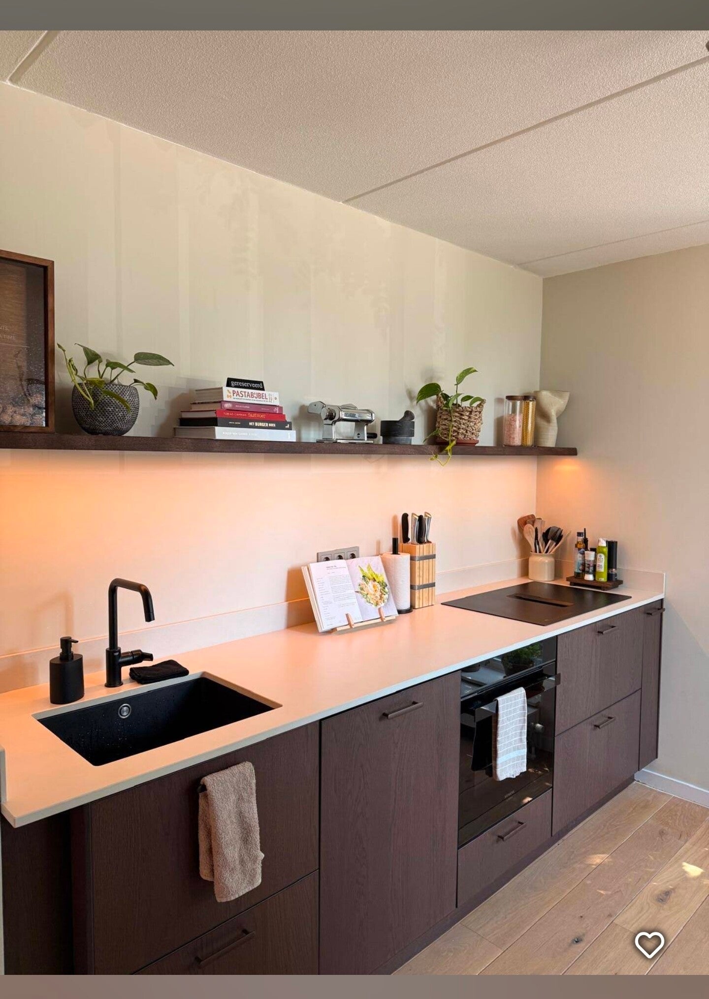 Massief Amerikaans walnoot wandplank met geïntegreerde LED-strip in de keuken