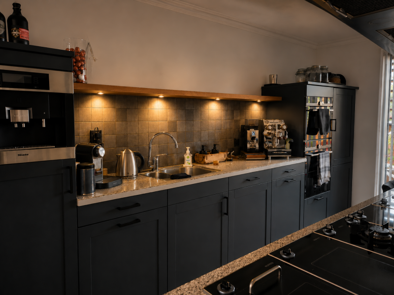 Massief eiken wandplank met ingebouwde LED-spots boven het keukenblad