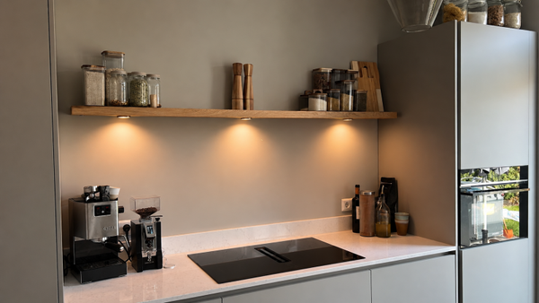 Eiken wandplank met LED spots – natuurlijke voorkant