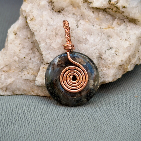Spiral Pendant with Labradorite (Copper) ca. 3 cm