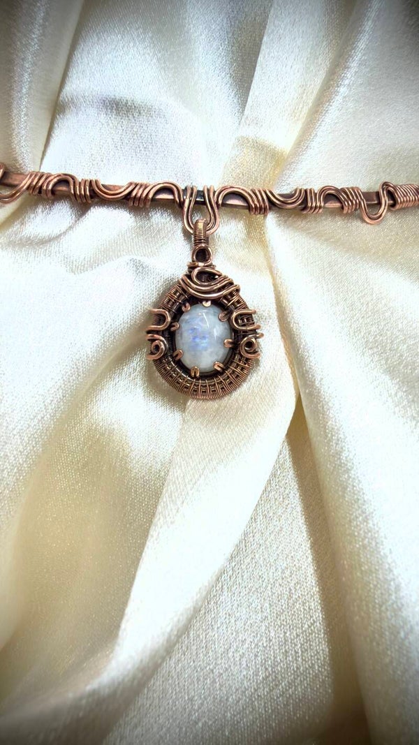 Lunar Heartbeat - copper choker with Moonstone