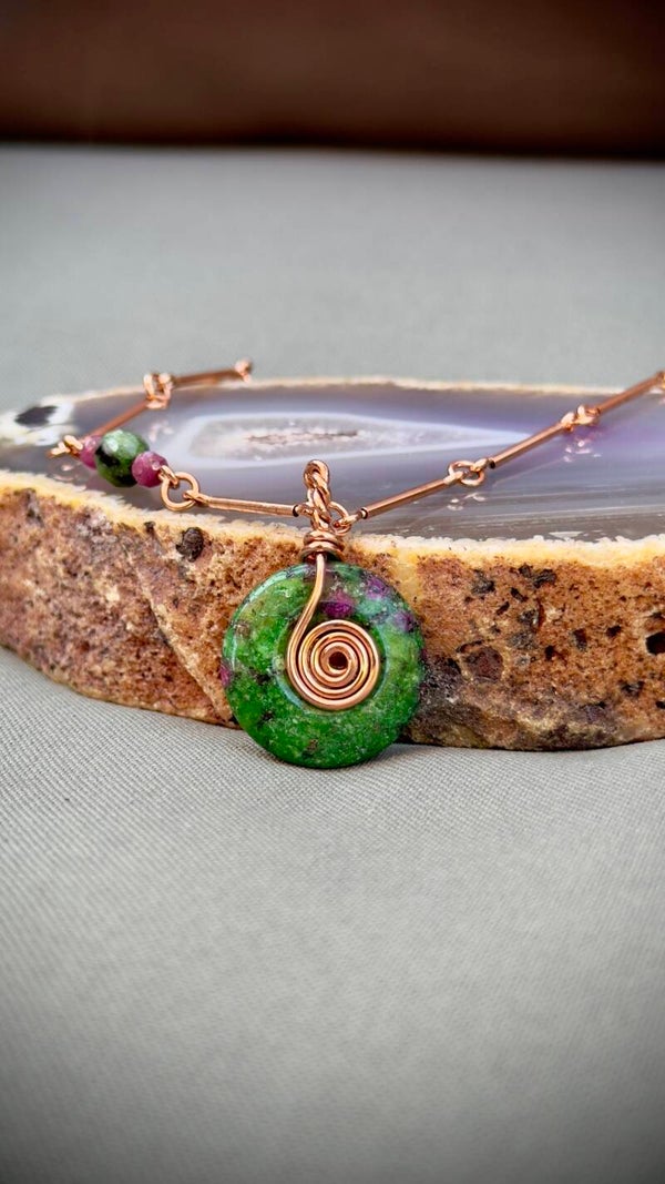 Spiral Necklace - Zoisite with Ruby in Copper ca. 3 cm