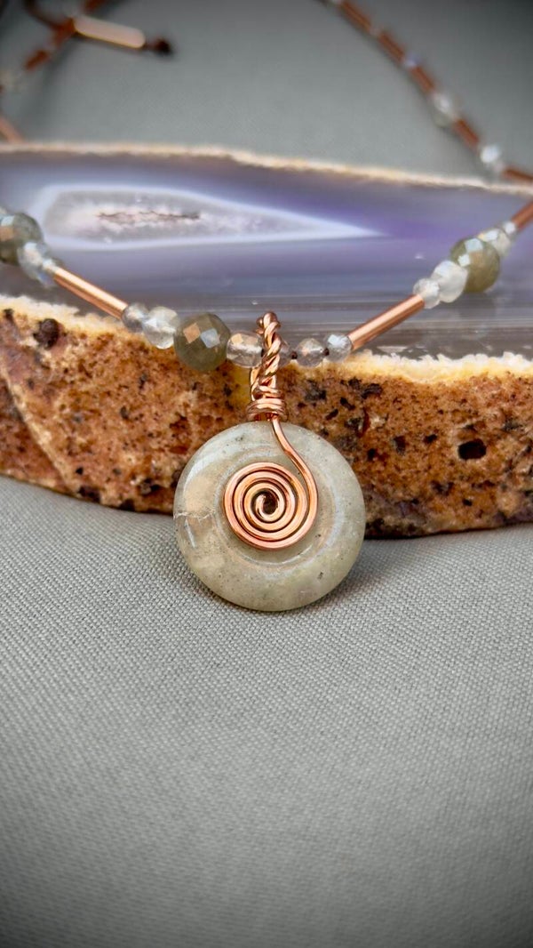 Spiral Necklace with Labradorite in Copper ca. 3 cm