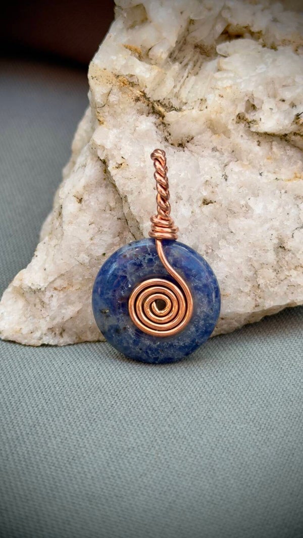 Spiral Pendant with Sodalite (Copper) ca. 3 cm