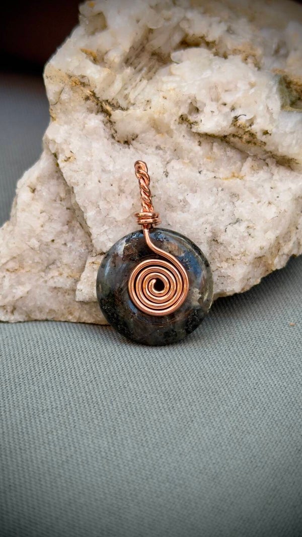 Spiral Pendant with Labradorite (Copper) ca. 3 cm