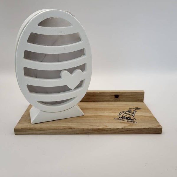 Grosses Osterei beleuchtet mit Herzmotiv