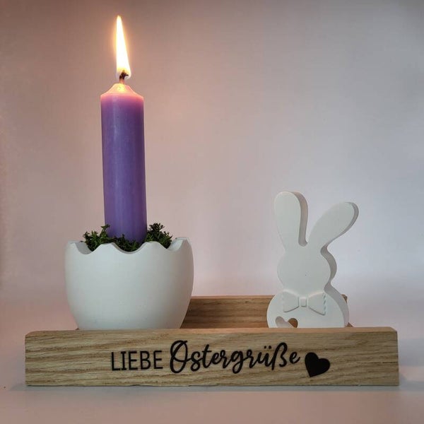 Kerze in Eierschale mit Hasen auf Holz