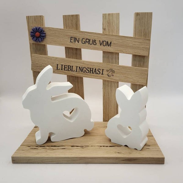 Hasen vor Holzzaun mit Spruch