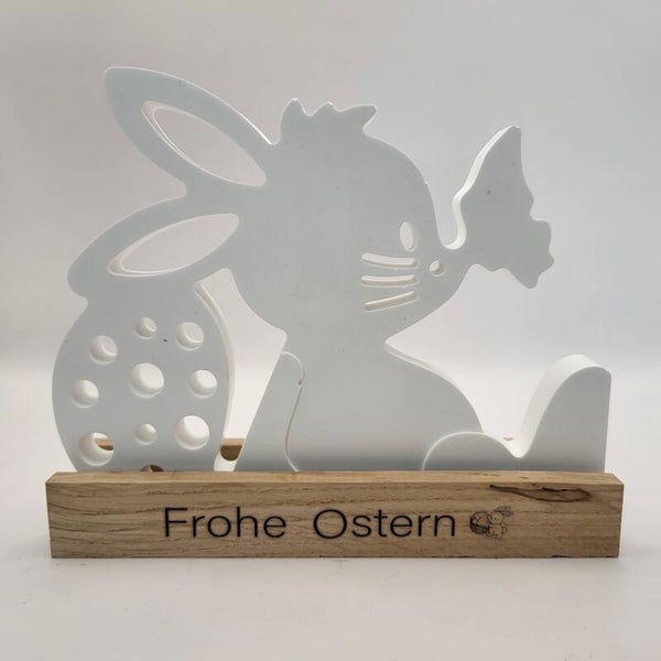 Osterhase sitzend mit Schmetterling auf der Nase