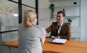 Puerta de cristal del RAV o servicio de desempleo suizo