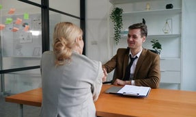 Puerta de cristal del RAV o servicio de desempleo suizo