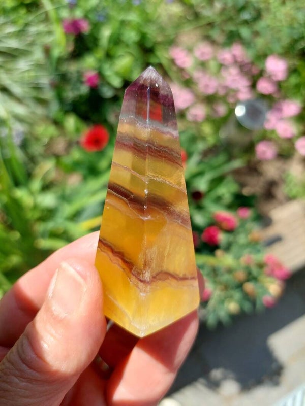 Geel gestreepte fluoriet obelisk