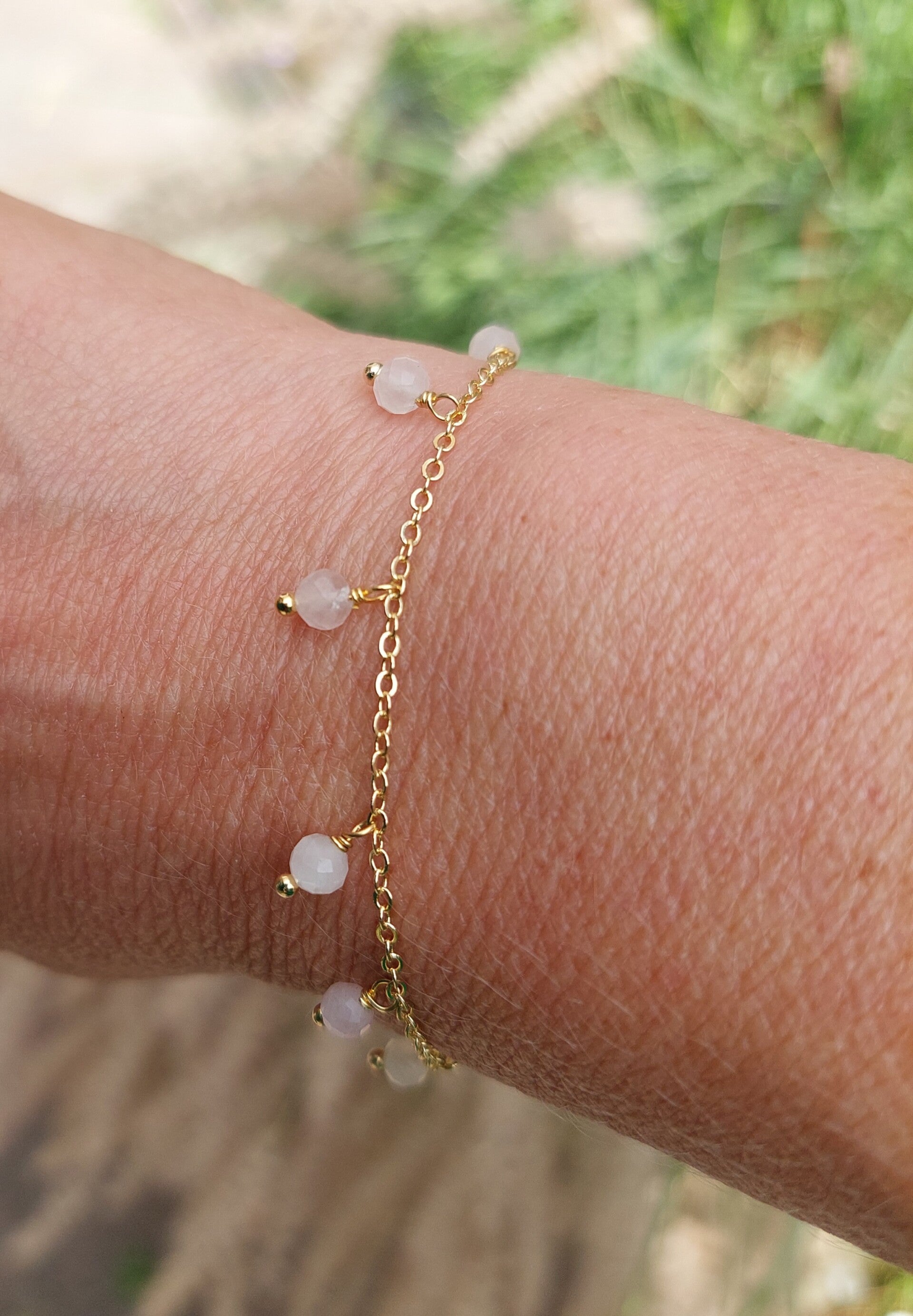 Rozenkwarts armbandje (met los hangende kraaltjes)