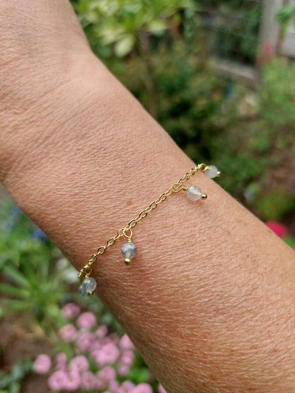 Labradoriet armbandje (met los hangende kraaltjes)
