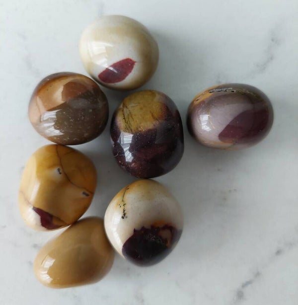 Mokaiet jaspis trommelsteen