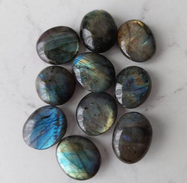 Labradoriet amulet trommelsteen