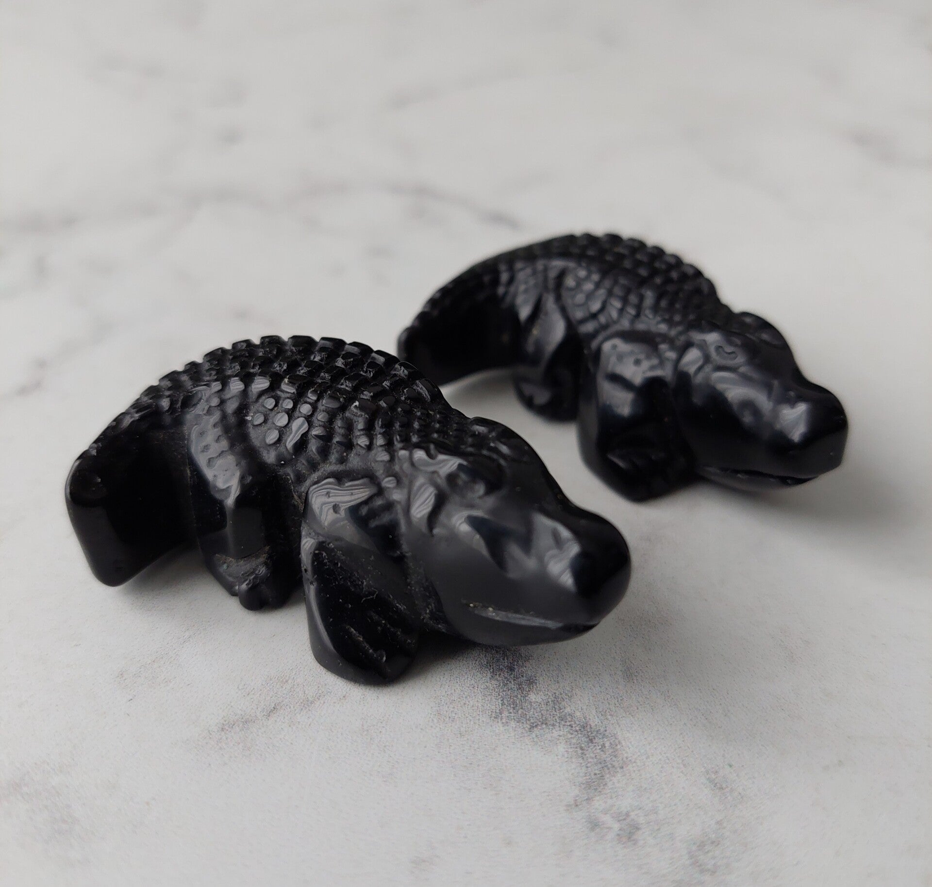 Obsidiaan krokodil carving