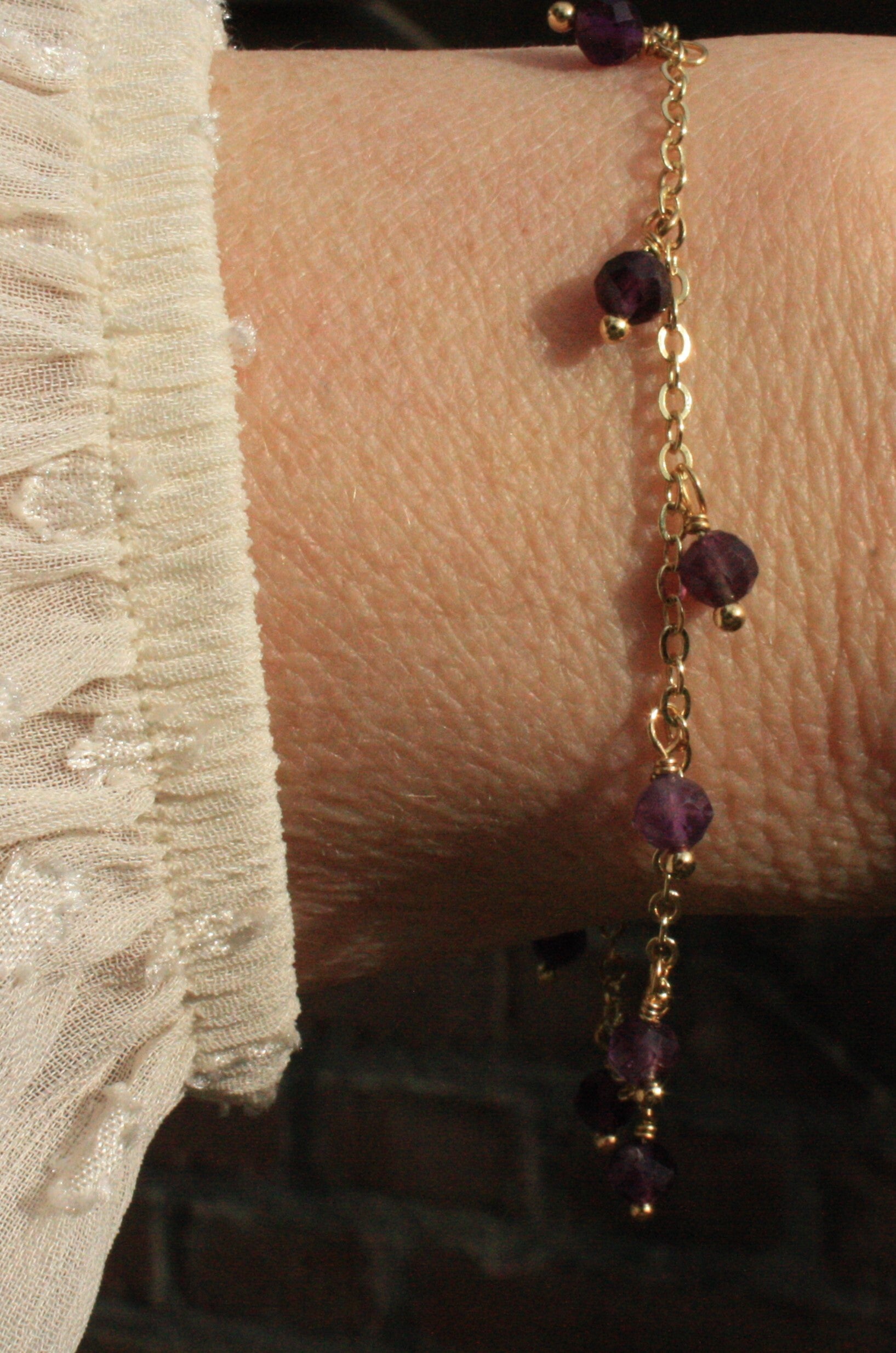 Amethist armbandje (met loshangende kraaltjes, goudkleurig)