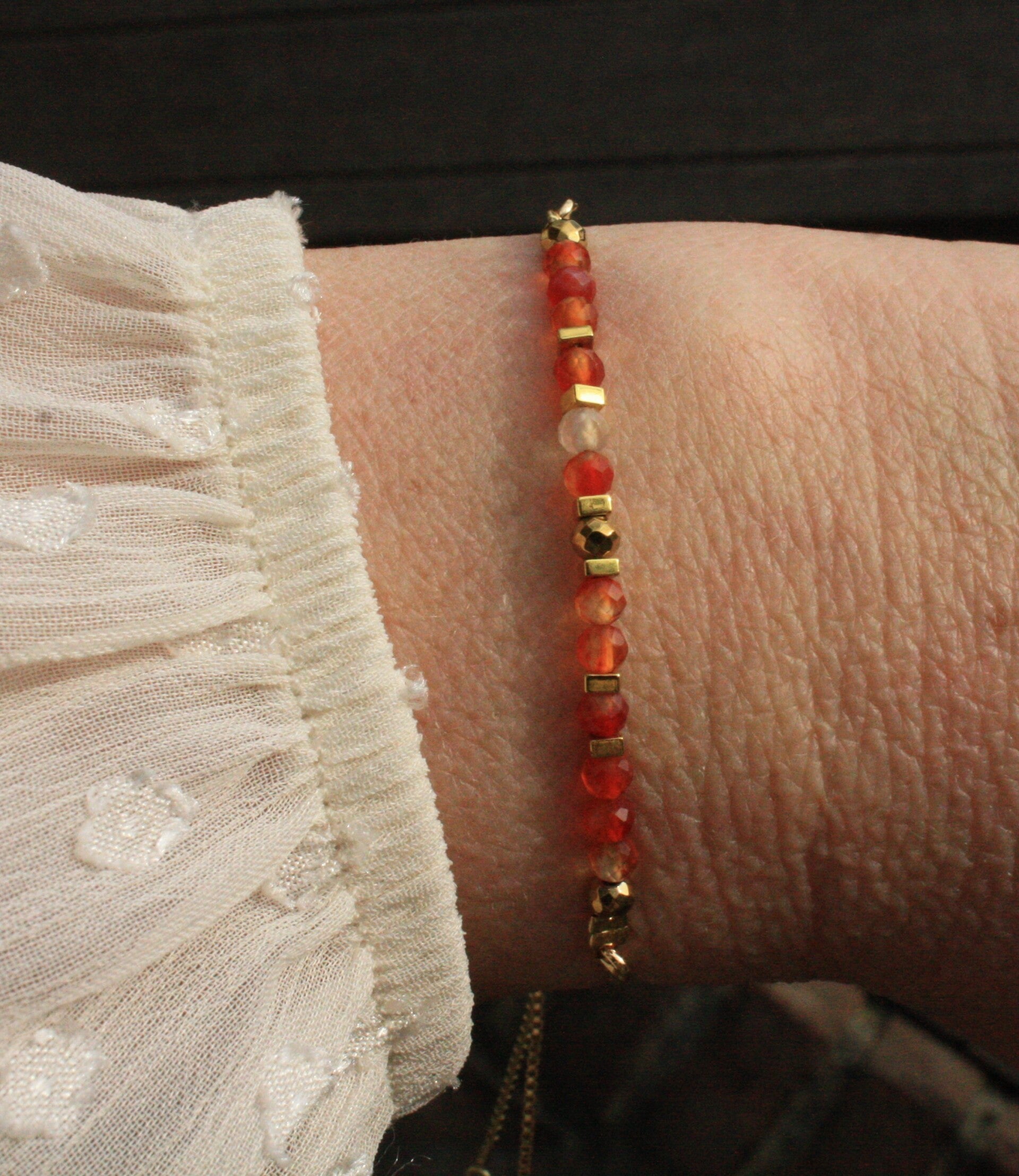 Carneool armbandje (goudkleurig)