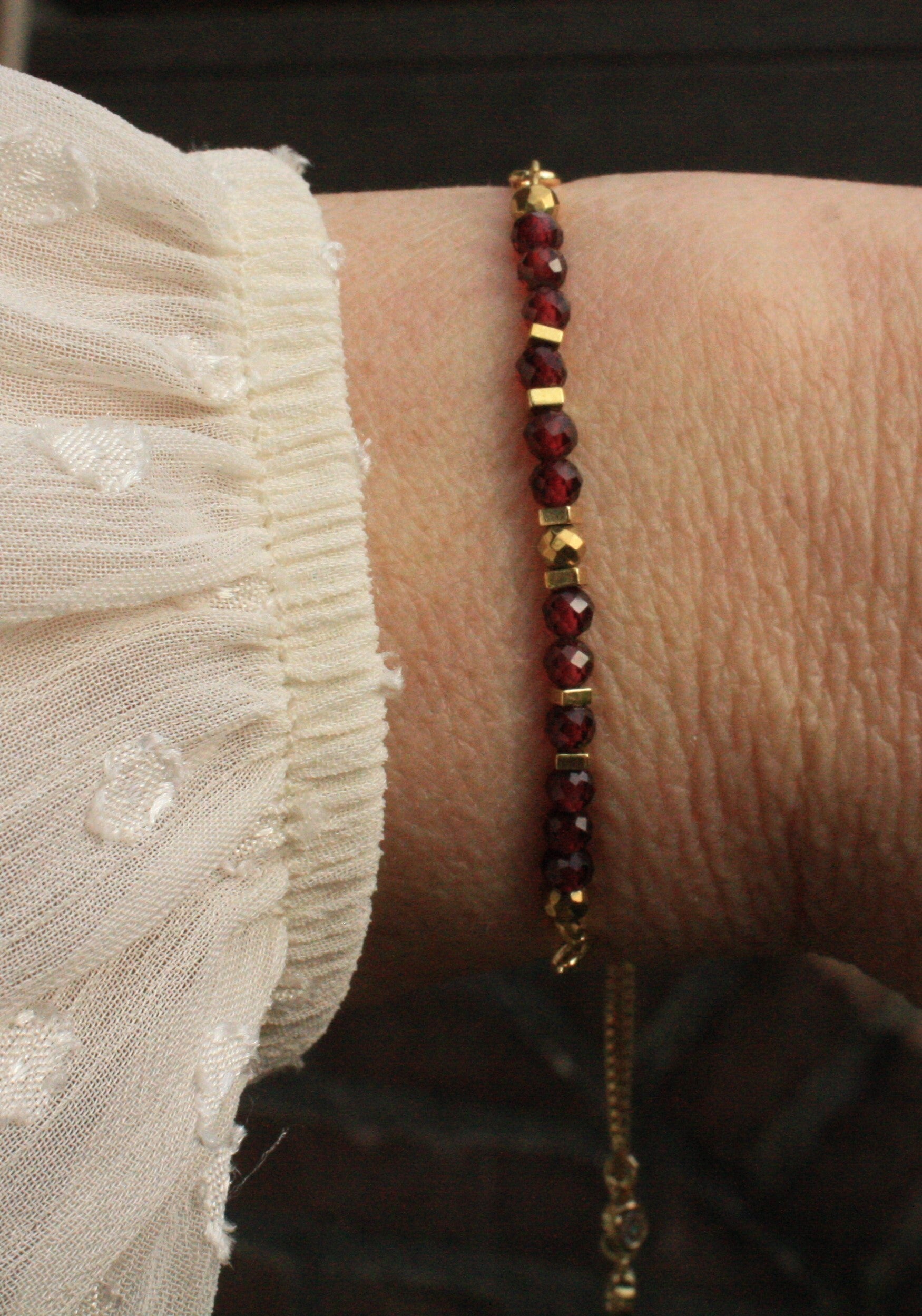 Granaat armbandje (goudkleurig)