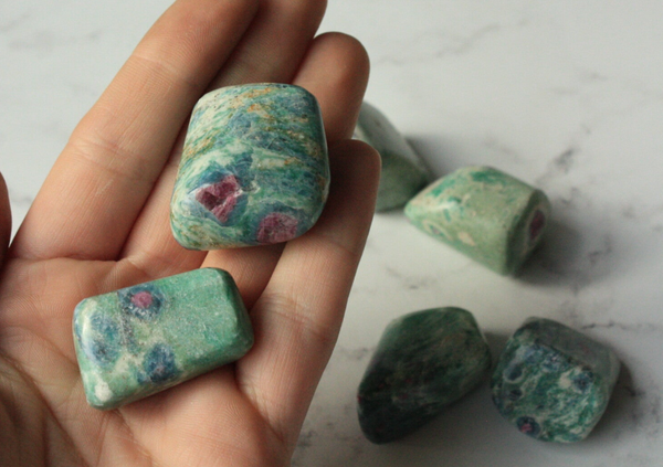 Robijn in fuchsiet trommelsteen (S)