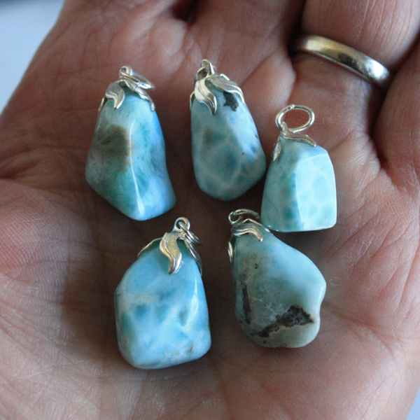 Larimar hangertje