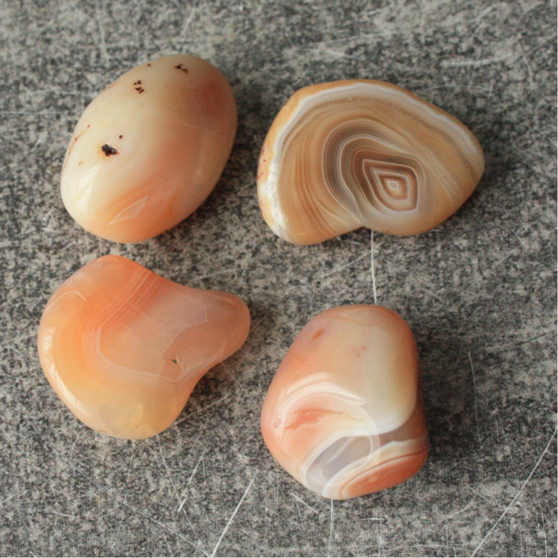 Abrikoos agaat trommelsteen (M)