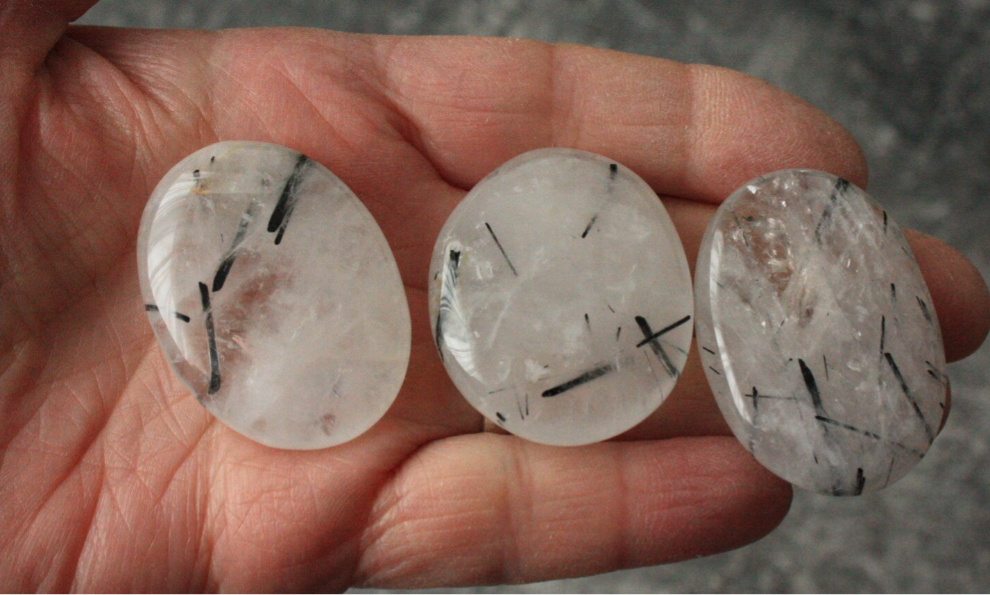 Toermalijn in kwarts handsteen