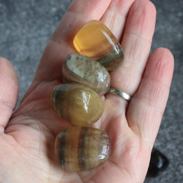 Geel gestreepte fluoriet trommelsteen