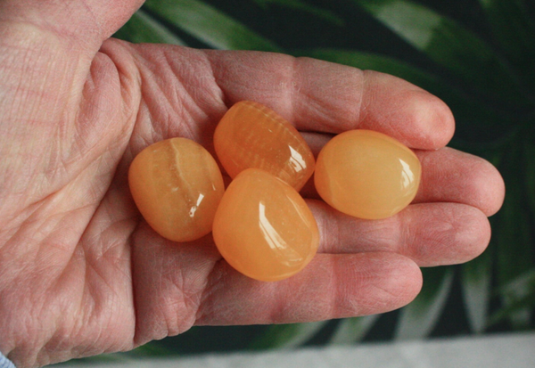 Oranje calciet trommelsteen