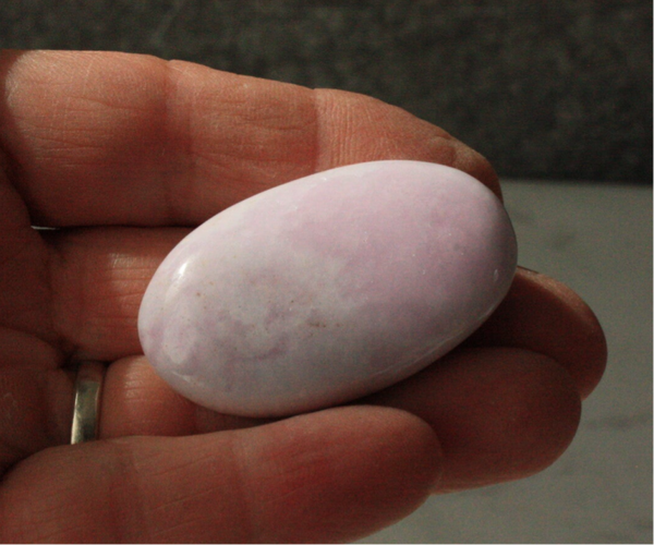Roze aragoniet handsteen 03
