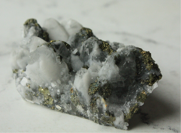 Chalcedoon, kwarts, melkkwarts, pyriet cluster 10