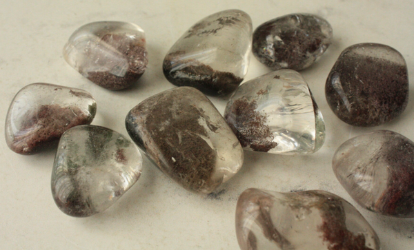 Chloriet in kwarts trommelsteen