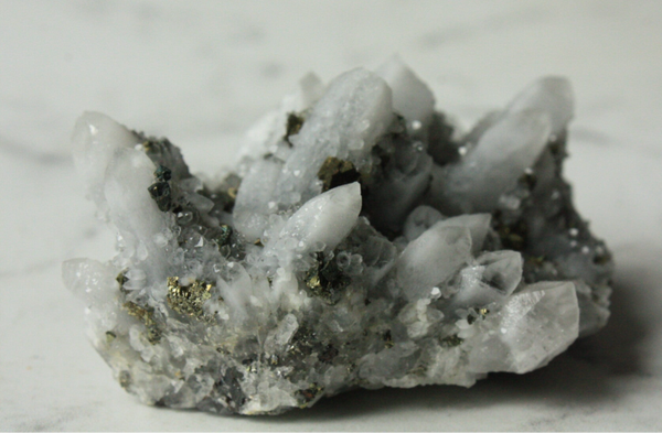 Chalcedoon, kwarts, melkkwarts, pyriet cluster 06