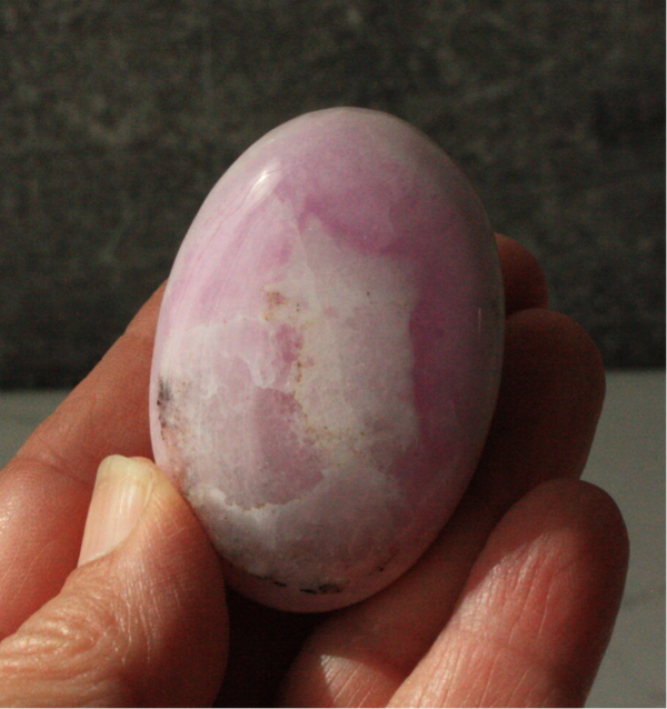 Roze aragoniet handsteen 01