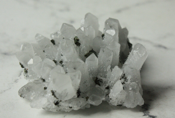 Chalcedoon, kwarts, melkkwarts, pyriet cluster 04
