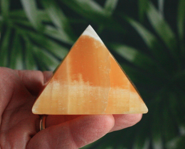 Gele calciet piramide 01