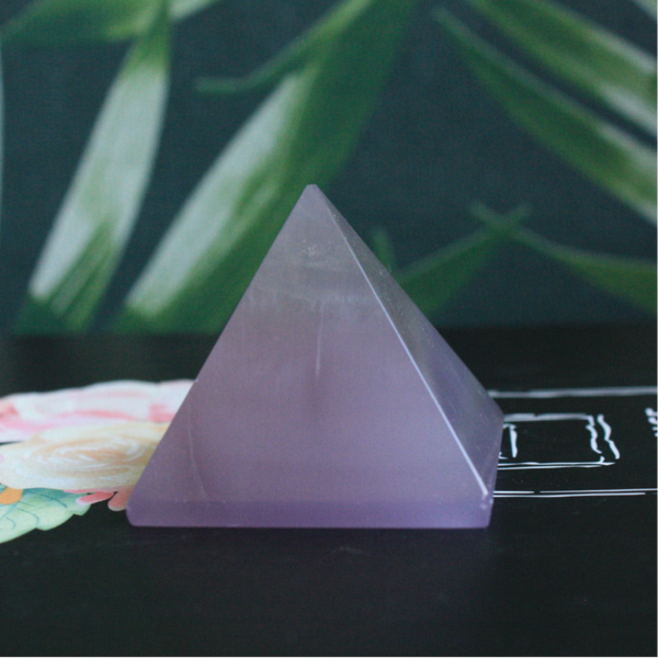 Lavendel fluoriet piramide 02