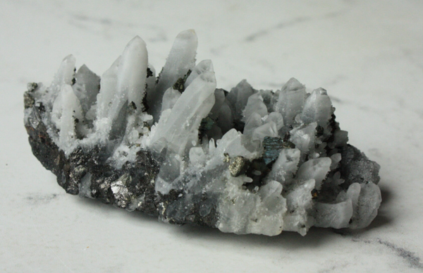 Chalcedoon, kwarts, melkkwarts, pyriet cluster 12