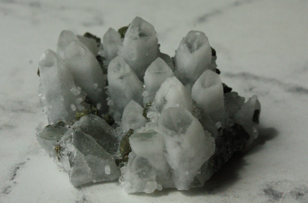 Chalcedoon, kwarts, melkkwarts, pyriet cluster 02