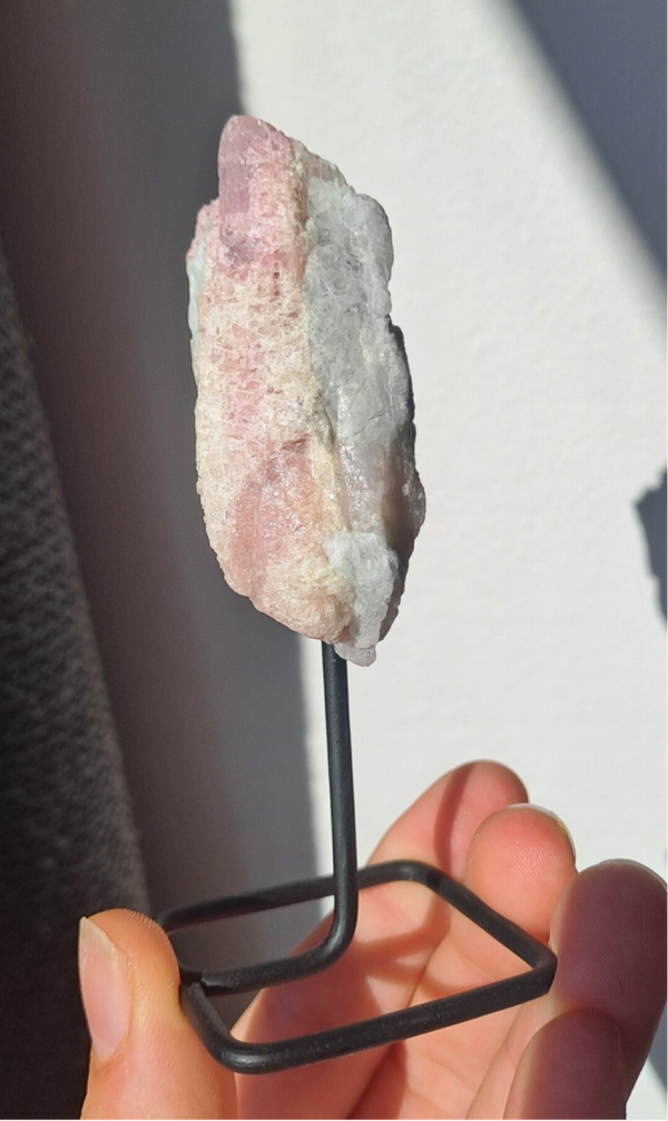 Roze toermalijn op standaard 01 (S)